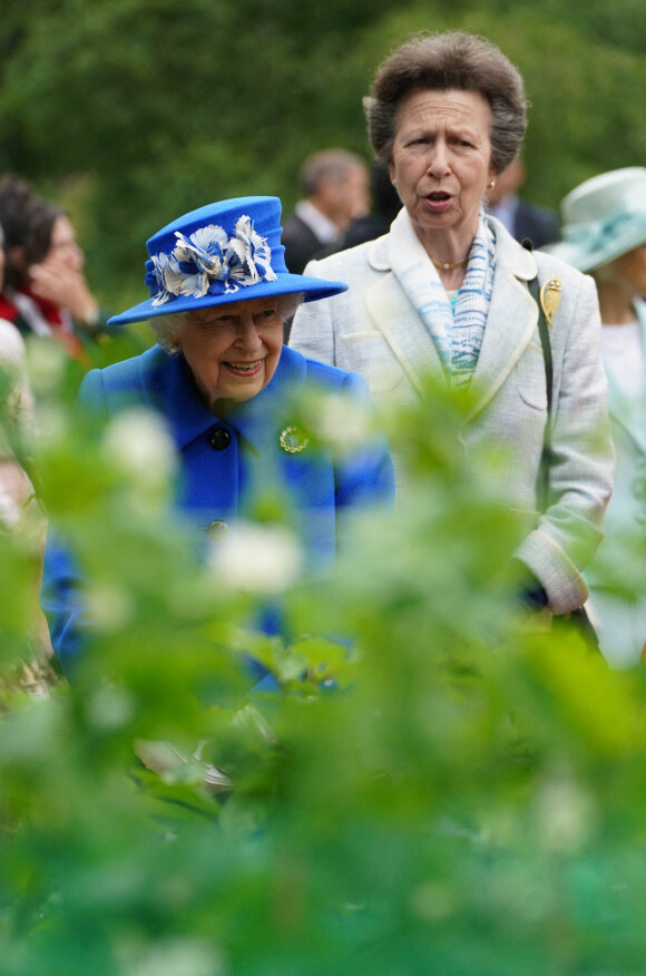 La reine Elisabeth II d'Angleterre, accompagnée de la princesse Anne, a reçu un pot de miel lors de sa visite dans une communauté à Glasgow, à l'occasion de son voyage en Ecosse.
