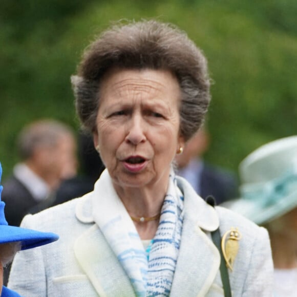 La reine Elisabeth II d'Angleterre, accompagnée de la princesse Anne, a reçu un pot de miel lors de sa visite dans une communauté à Glasgow, à l'occasion de son voyage en Ecosse.