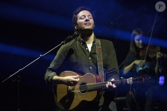 Le chanteur Vianney sur la scène du festival du Printemps de Pérouges à la Plaine de l'Ain à Saint-Vulbas (01), France le 01/07/2022. © Sandrine Thesillat / Panoramic / Bestimage