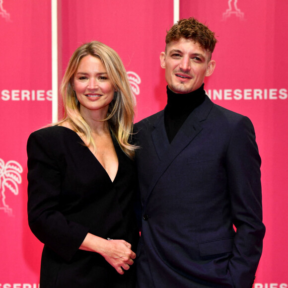 Virginie Efira et son compagnon Niels Schneider durant la seconde soirée du 4eme Canneseries au Palais des Festivals à Cannes, le 9 octobre 2021. Le festival se déroule jusqu'au 13 octobre. © Bruno Bebert / Bestimage  