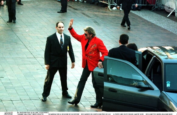 Johnny Hallyday descend de sa voiture. 1995.