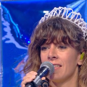 Magali Ripoll enlève son tutu en pleine émission de "N'oubliez pas les paroles" (France 2) face à un Nagui surpris.