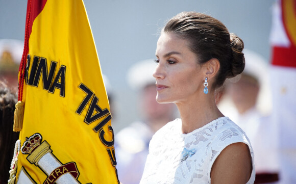 La reine Letizia d’Espagne assiste à la remise de l'enseigne nationale à la "force de guerre navale spéciale" à Carthagène, le 7 juin 2022.