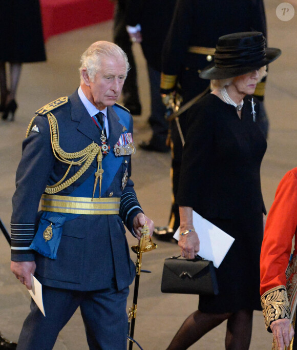 Le roi Charles III d'Angleterre et Camilla Parker Bowles, reine consort d'Angleterre - Procession cérémonielle du cercueil de la reine Elisabeth II du palais de Buckingham à Westminster Hall à Londres le 14 septembre 2022. © Photoshot / Panoramic / Bestimage