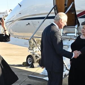 Le roi Charles III d'Angleterre et Camilla Parker Bowles, reine consort d'Angleterre, quittent Belfast pour rejoindre Londres, après la messe "Reflection for Queen Elizabeth II" à la cathédrale Sainte Anne à Belfast. Le 13 septembre 2022.