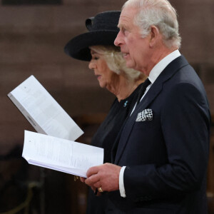 Le roi Charles III d'Angleterre et Camilla Parker Bowles, reine consort d'Angleterre - Le roi d'Angleterre et la reine consort d'Angleterre, la Première ministre Liz Truss assistent à la messe "Reflection for Queen Elizabeth II" à la cathédrale Sainte Anne à Belfast, le 13 septembre 2022.
