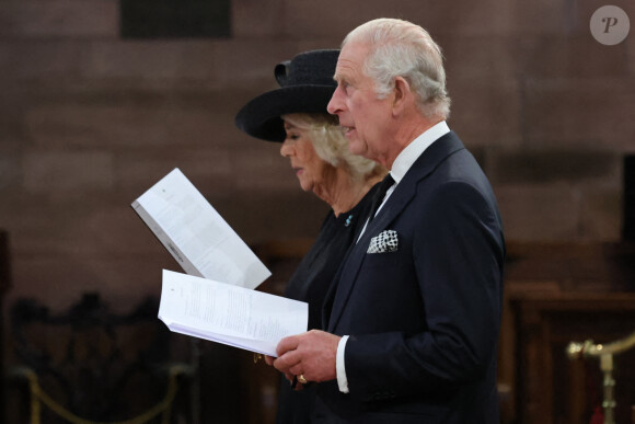 Le roi Charles III d'Angleterre et Camilla Parker Bowles, reine consort d'Angleterre - Le roi d'Angleterre et la reine consort d'Angleterre, la Première ministre Liz Truss assistent à la messe "Reflection for Queen Elizabeth II" à la cathédrale Sainte Anne à Belfast, le 13 septembre 2022.