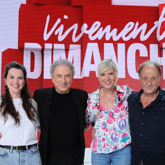 Exclusif - Chantal Ladesou entourée de son mari Michel Ansault, leur fille Clémence Ansault et Michel Drucker - Enregistrement de l'émission "Vivement Dimanche" au Studio Gabriel à Paris, présentée par M.Drucker et diffusée le 18 septembre sur France 3 © Guillaume Gaffiot / Bestimage