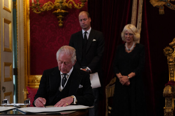 La reine consort Camilla Parker Bowles, le roi Charles III d'Angleterre, et le prince William - Personnalités lors de la cérémonie du Conseil d'Accession au palais Saint-James à Londres, pour la proclamation du roi Charles III d'Angleterre. Le 10 septembre 2022