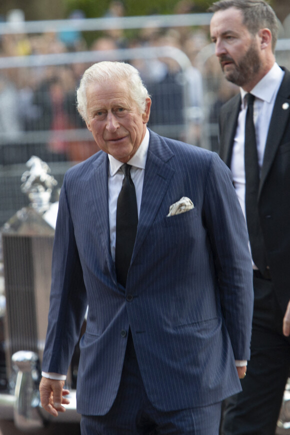 Le roi Charles III d'Angleterre salue la foule devant la Clarence House à Londres. Le 10 septembre 2022