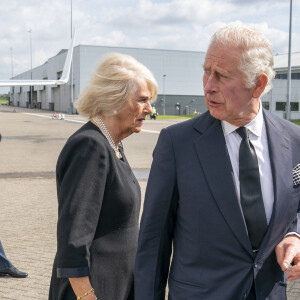 Le roi Charles III d'Angleterre et Camilla, reine consort d'Angleterre, arrivent en jet à l'aéroport de Norfolk, le 9 septembre 2022.