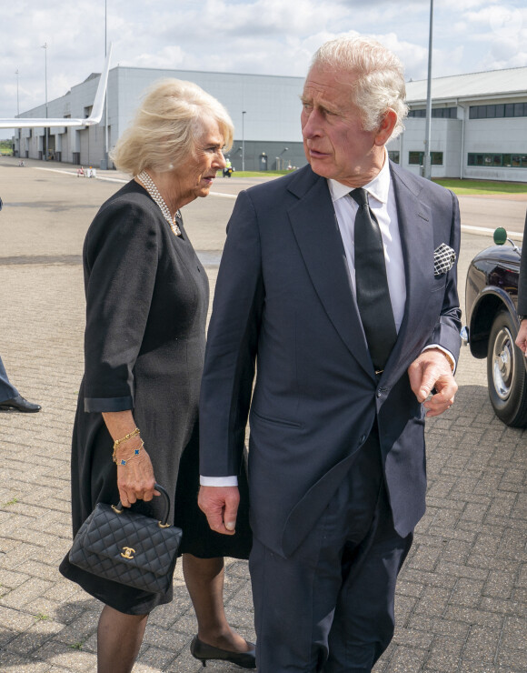 Le roi Charles III d'Angleterre et Camilla, reine consort d'Angleterre, arrivent en jet à l'aéroport de Norfolk, le 9 septembre 2022.