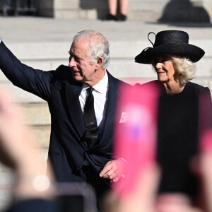Le roi Charles III d'Angleterre et Camilla, reine consort d'Angleterre, quittent la cathédrale Sainte-Anne à l'issue de la messe "Reflection for Queen Elizabeth II" à Belfast, le 13 septembre 2022.