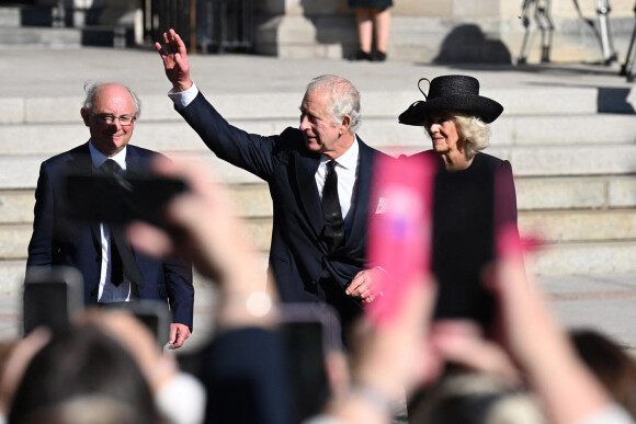 Le roi Charles III d'Angleterre et Camilla, reine consort d'Angleterre, quittent la cathédrale Sainte-Anne à l'issue de la messe "Reflection for Queen Elizabeth II" à Belfast, le 13 septembre 2022.