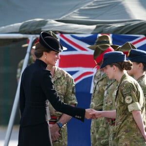 Le prince William, prince de Galles, et Catherine (Kate) Middleton, princesse de Galles, au centre d'entraînement de l'armée (ATC) Pirbright à Guildford, le 16 septembre 2022. Cette visite a pour but de pour rencontrer des troupes du Commonwealth qui ont été déployées au Royaume-Uni pour participer aux funérailles de la reine Elizabeth II. Des soldats du Canada, d'Australie et de Nouvelle-Zélande se sont réunis à Pirbright pour répéter leurs rôles lors des funérailles de la souveraine, prévues le 19 septembre 2022. 