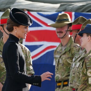 Le prince William, prince de Galles, et Catherine (Kate) Middleton, princesse de Galles, au centre d'entraînement de l'armée (ATC) Pirbright à Guildford, le 16 septembre 2022. Cette visite a pour but de pour rencontrer des troupes du Commonwealth qui ont été déployées au Royaume-Uni pour participer aux funérailles de la reine Elizabeth II. Des soldats du Canada, d'Australie et de Nouvelle-Zélande se sont réunis à Pirbright pour répéter leurs rôles lors des funérailles de la souveraine, prévues le 19 septembre 2022. 