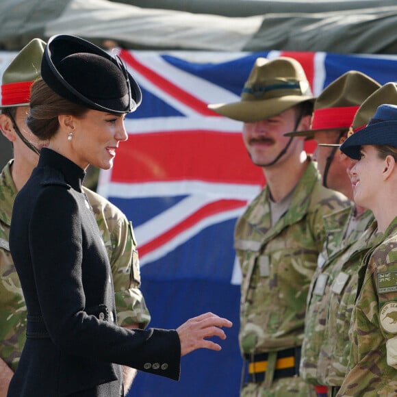 Le prince William, prince de Galles, et Catherine (Kate) Middleton, princesse de Galles, au centre d'entraînement de l'armée (ATC) Pirbright à Guildford, le 16 septembre 2022. Cette visite a pour but de pour rencontrer des troupes du Commonwealth qui ont été déployées au Royaume-Uni pour participer aux funérailles de la reine Elizabeth II. Des soldats du Canada, d'Australie et de Nouvelle-Zélande se sont réunis à Pirbright pour répéter leurs rôles lors des funérailles de la souveraine, prévues le 19 septembre 2022. 