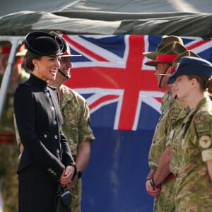 Le prince William, prince de Galles, et Catherine (Kate) Middleton, princesse de Galles, au centre d'entraînement de l'armée (ATC) Pirbright à Guildford, le 16 septembre 2022. Cette visite a pour but de pour rencontrer des troupes du Commonwealth qui ont été déployées au Royaume-Uni pour participer aux funérailles de la reine Elizabeth II. Des soldats du Canada, d'Australie et de Nouvelle-Zélande se sont réunis à Pirbright pour répéter leurs rôles lors des funérailles de la souveraine, prévues le 19 septembre 2022. 