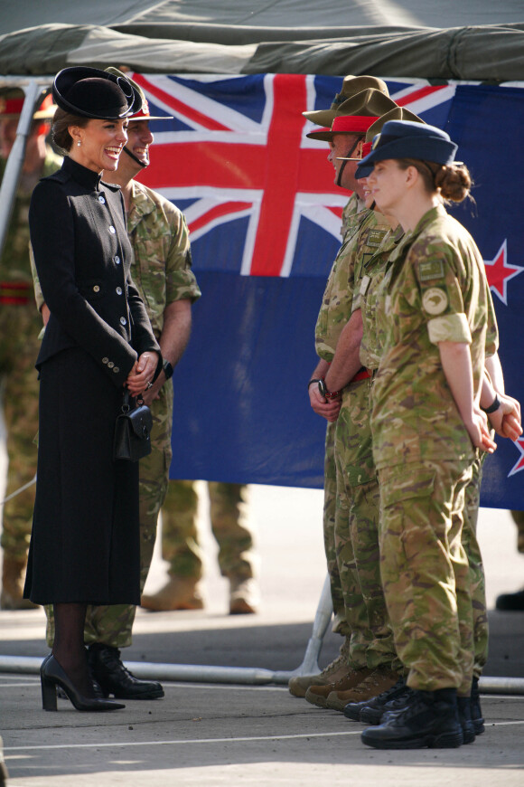 Le prince William, prince de Galles, et Catherine (Kate) Middleton, princesse de Galles, au centre d'entraînement de l'armée (ATC) Pirbright à Guildford, le 16 septembre 2022. Cette visite a pour but de pour rencontrer des troupes du Commonwealth qui ont été déployées au Royaume-Uni pour participer aux funérailles de la reine Elizabeth II. Des soldats du Canada, d'Australie et de Nouvelle-Zélande se sont réunis à Pirbright pour répéter leurs rôles lors des funérailles de la souveraine, prévues le 19 septembre 2022. 