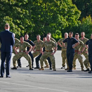 Le prince William, prince de Galles, et Catherine (Kate) Middleton, princesse de Galles, au centre d'entraînement de l'armée (ATC) Pirbright à Guildford, le 16 septembre 2022. Cette visite a pour but de pour rencontrer des troupes du Commonwealth qui ont été déployées au Royaume-Uni pour participer aux funérailles de la reine Elizabeth II. Des soldats du Canada, d'Australie et de Nouvelle-Zélande se sont réunis à Pirbright pour répéter leurs rôles lors des funérailles de la souveraine, prévues le 19 septembre 2022. 