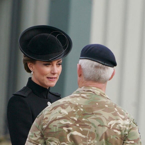 Le prince William, prince de Galles, et Catherine (Kate) Middleton, princesse de Galles, au centre d'entraînement de l'armée (ATC) Pirbright à Guildford, le 16 septembre 2022. Cette visite a pour but de pour rencontrer des troupes du Commonwealth qui ont été déployées au Royaume-Uni pour participer aux funérailles de la reine Elizabeth II. Des soldats du Canada, d'Australie et de Nouvelle-Zélande se sont réunis à Pirbright pour répéter leurs rôles lors des funérailles de la souveraine, prévues le 19 septembre 2022. 