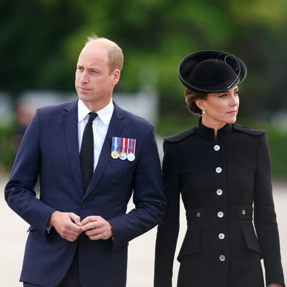 Le prince William, prince de Galles, et Catherine (Kate) Middleton, princesse de Galles, au centre d'entraînement de l'armée (ATC) Pirbright à Guildford le 16 septembre 2022. Cette visite a pour but de pour rencontrer des troupes du Commonwealth qui ont été déployées au Royaume-Uni pour participer aux funérailles de la reine Elizabeth II. Des soldats du Canada, d'Australie et de Nouvelle-Zélande se sont réunis à Pirbright pour répéter leurs rôles lors des funérailles de la souveraine, prévues le 19 septembre 2022.