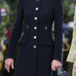 Le prince William, prince de Galles, et Catherine (Kate) Middleton, princesse de Galles, au centre d'entraînement de l'armée (ATC) Pirbright à Guildford, le 16 septembre 2022. Cette visite a pour but de pour rencontrer des troupes du Commonwealth qui ont été déployées au Royaume-Uni pour participer aux funérailles de la reine Elizabeth II. Des soldats du Canada, d'Australie et de Nouvelle-Zélande se sont réunis à Pirbright pour répéter leurs rôles lors des funérailles de la souveraine, prévues le 19 septembre 2022. 