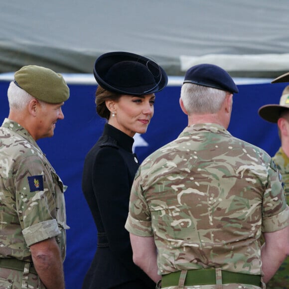 Le prince William, prince de Galles, et Catherine (Kate) Middleton, princesse de Galles, au centre d'entraînement de l'armée (ATC) Pirbright à Guildford, le 16 septembre 2022. Cette visite a pour but de pour rencontrer des troupes du Commonwealth qui ont été déployées au Royaume-Uni pour participer aux funérailles de la reine Elizabeth II. Des soldats du Canada, d'Australie et de Nouvelle-Zélande se sont réunis à Pirbright pour répéter leurs rôles lors des funérailles de la souveraine, prévues le 19 septembre 2022. 