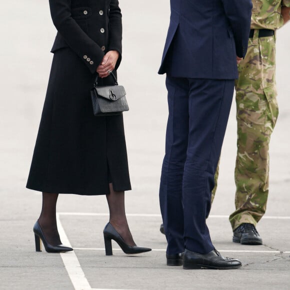 Le prince William, prince de Galles, et Catherine (Kate) Middleton, princesse de Galles, au centre d'entraînement de l'armée (ATC) Pirbright à Guildford, le 16 septembre 2022. Cette visite a pour but de pour rencontrer des troupes du Commonwealth qui ont été déployées au Royaume-Uni pour participer aux funérailles de la reine Elizabeth II. Des soldats du Canada, d'Australie et de Nouvelle-Zélande se sont réunis à Pirbright pour répéter leurs rôles lors des funérailles de la souveraine, prévues le 19 septembre 2022. 