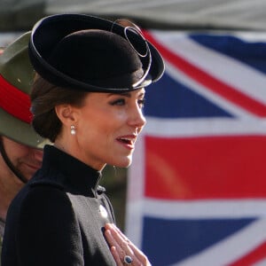 Le prince William, prince de Galles, et Catherine (Kate) Middleton, princesse de Galles, au centre d'entraînement de l'armée (ATC) Pirbright à Guildford. Cette visite a pour but de pour rencontrer des troupes du Commonwealth qui ont été déployées au Royaume-Uni pour participer aux funérailles de la reine Elizabeth II. Des soldats du Canada, d'Australie et de Nouvelle-Zélande se sont réunis à Pirbright pour répéter leurs rôles lors des funérailles de la souveraine.