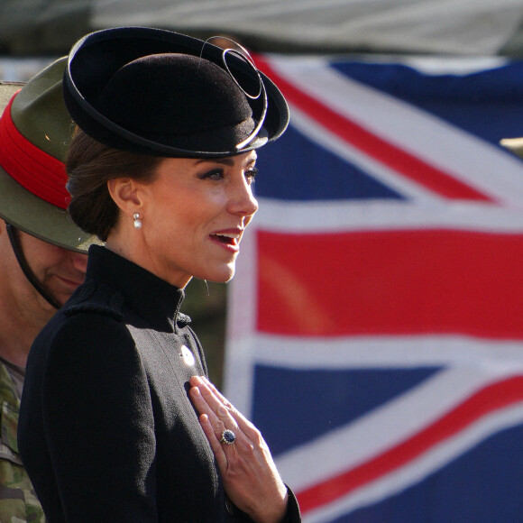 Le prince William, prince de Galles, et Catherine (Kate) Middleton, princesse de Galles, au centre d'entraînement de l'armée (ATC) Pirbright à Guildford. Cette visite a pour but de pour rencontrer des troupes du Commonwealth qui ont été déployées au Royaume-Uni pour participer aux funérailles de la reine Elizabeth II. Des soldats du Canada, d'Australie et de Nouvelle-Zélande se sont réunis à Pirbright pour répéter leurs rôles lors des funérailles de la souveraine.