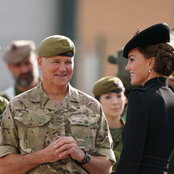 Le prince William, prince de Galles, et Catherine (Kate) Middleton, princesse de Galles, au centre d'entraînement de l'armée (ATC) Pirbright à Guildford, le 16 septembre 2022. Cette visite a pour but de pour rencontrer des troupes du Commonwealth qui ont été déployées au Royaume-Uni pour participer aux funérailles de la reine Elizabeth II. Des soldats du Canada, d'Australie et de Nouvelle-Zélande se sont réunis à Pirbright pour répéter leurs rôles lors des funérailles de la souveraine, prévues le 19 septembre 2022. 