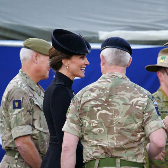 Le prince William, prince de Galles, et Catherine (Kate) Middleton, princesse de Galles, au centre d'entraînement de l'armée (ATC) Pirbright à Guildford, le 16 septembre 2022. Cette visite a pour but de pour rencontrer des troupes du Commonwealth qui ont été déployées au Royaume-Uni pour participer aux funérailles de la reine Elizabeth II. Des soldats du Canada, d'Australie et de Nouvelle-Zélande se sont réunis à Pirbright pour répéter leurs rôles lors des funérailles de la souveraine, prévues le 19 septembre 2022. 