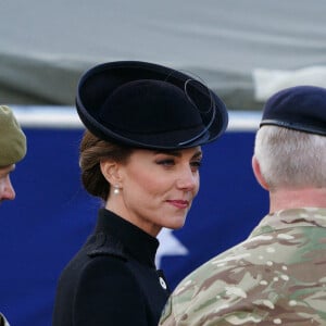 Le prince William, prince de Galles, et Catherine (Kate) Middleton, princesse de Galles, au centre d'entraînement de l'armée (ATC) Pirbright à Guildford, le 16 septembre 2022. Cette visite a pour but de pour rencontrer des troupes du Commonwealth qui ont été déployées au Royaume-Uni pour participer aux funérailles de la reine Elizabeth II. Des soldats du Canada, d'Australie et de Nouvelle-Zélande se sont réunis à Pirbright pour répéter leurs rôles lors des funérailles de la souveraine, prévues le 19 septembre 2022. 