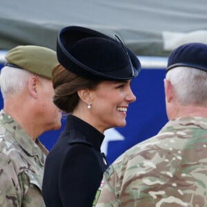 Le prince William, prince de Galles, et Catherine (Kate) Middleton, princesse de Galles, au centre d'entraînement de l'armée (ATC) Pirbright à Guildford, le 16 septembre 2022. Cette visite a pour but de pour rencontrer des troupes du Commonwealth qui ont été déployées au Royaume-Uni pour participer aux funérailles de la reine Elizabeth II. Des soldats du Canada, d'Australie et de Nouvelle-Zélande se sont réunis à Pirbright pour répéter leurs rôles lors des funérailles de la souveraine, prévues le 19 septembre 2022. 