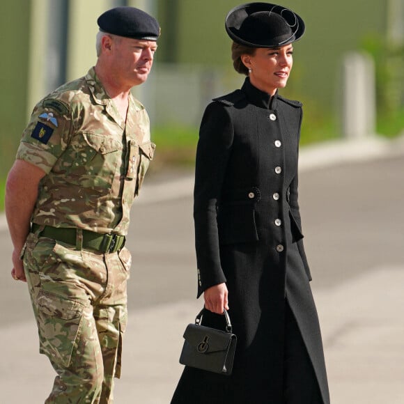 Le prince William, prince de Galles, et Catherine (Kate) Middleton, princesse de Galles, au centre d'entraînement de l'armée (ATC) Pirbright à Guildford, le 16 septembre 2022. Cette visite a pour but de pour rencontrer des troupes du Commonwealth qui ont été déployées au Royaume-Uni pour participer aux funérailles de la reine Elizabeth II. Des soldats du Canada, d'Australie et de Nouvelle-Zélande se sont réunis à Pirbright pour répéter leurs rôles lors des funérailles de la souveraine, prévues le 19 septembre 2022. 