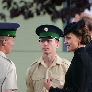 Le prince William, prince de Galles, et Catherine (Kate) Middleton, princesse de Galles, au centre d'entraînement de l'armée (ATC) Pirbright à Guildford, le 16 septembre 2022. Cette visite a pour but de pour rencontrer des troupes du Commonwealth qui ont été déployées au Royaume-Uni pour participer aux funérailles de la reine Elizabeth II. Des soldats du Canada, d'Australie et de Nouvelle-Zélande se sont réunis à Pirbright pour répéter leurs rôles lors des funérailles de la souveraine, prévues le 19 septembre 2022. 