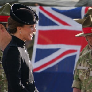 Le prince William, prince de Galles, et Catherine (Kate) Middleton, princesse de Galles, au centre d'entraînement de l'armée (ATC) Pirbright à Guildford, le 16 septembre 2022. Cette visite a pour but de pour rencontrer des troupes du Commonwealth qui ont été déployées au Royaume-Uni pour participer aux funérailles de la reine Elizabeth II. Des soldats du Canada, d'Australie et de Nouvelle-Zélande se sont réunis à Pirbright pour répéter leurs rôles lors des funérailles de la souveraine, prévues le 19 septembre 2022. 