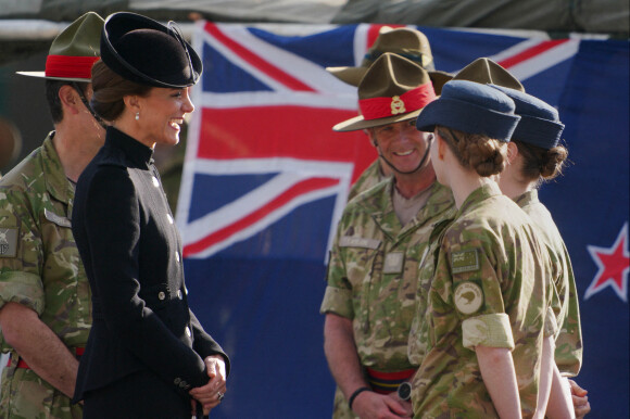 Le prince William, prince de Galles, et Catherine (Kate) Middleton, princesse de Galles, au centre d'entraînement de l'armée (ATC) Pirbright à Guildford, le 16 septembre 2022. Cette visite a pour but de pour rencontrer des troupes du Commonwealth qui ont été déployées au Royaume-Uni pour participer aux funérailles de la reine Elizabeth II. Des soldats du Canada, d'Australie et de Nouvelle-Zélande se sont réunis à Pirbright pour répéter leurs rôles lors des funérailles de la souveraine, prévues le 19 septembre 2022. 