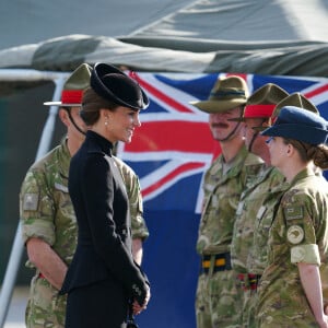 Le prince William, prince de Galles, et Catherine (Kate) Middleton, princesse de Galles, au centre d'entraînement de l'armée (ATC) Pirbright à Guildford, le 16 septembre 2022. Cette visite a pour but de pour rencontrer des troupes du Commonwealth qui ont été déployées au Royaume-Uni pour participer aux funérailles de la reine Elizabeth II. Des soldats du Canada, d'Australie et de Nouvelle-Zélande se sont réunis à Pirbright pour répéter leurs rôles lors des funérailles de la souveraine, prévues le 19 septembre 2022. 