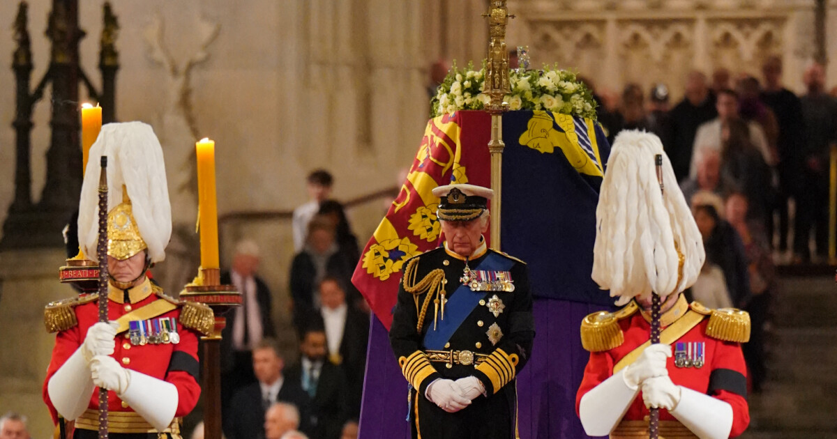 Mort d'Elizabeth II : Violente interpellation autour de son cercueil ...