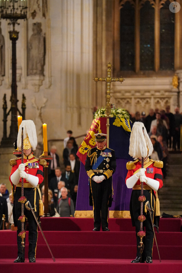 Le roi Charles III organise une veillée au côté du cercueil de la reine Elizabeth II d'Angleterre au Westminster Hall à Londres, Royaume Uni