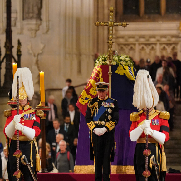 Le roi Charles III organise une veillée au côté du cercueil de la reine Elizabeth II d'Angleterre au Westminster Hall à Londres, Royaume Uni