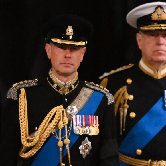 Le roi Charles III, accompagné du prince Edward, comte de Wessex, et du prince Andrew, duc d'York, organise une veillée au côté du cercueil de la reine Elizabeth II d'Angleterre au Westminster Hall à Londres, Royaume Uni, le 16 septembre 2022. 