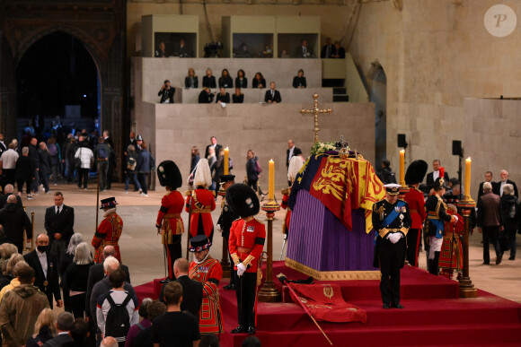 Le prince Andrew, duc d'York, la princesse Anne, et le prince Edward, comte de Wessex - Le roi d'Angleterre organise une veillée au côté du cercueil de la reine Elizabeth II d'Angleterre au Westminster Hall à Londres, Royaume Uni, le 16 septembre 2022. 