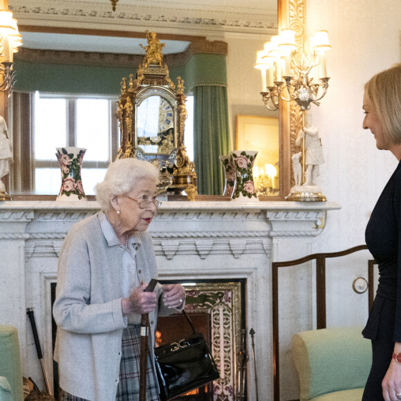 La reine Elisabeth II d'Angleterre reçoit Liz Truss, nouvelle Première ministre britannique, à Balmoral pour lui demander de former un nouveau gouvernement. La veille, Liz Truss avait été désigné à 57 % des voix comme leader du parti conservateur. Le 6 septembre 2022. 