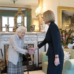 La reine Elisabeth II d'Angleterre reçoit Liz Truss, nouvelle Première ministre britannique, à Balmoral pour lui demander de former un nouveau gouvernement. La veille, Liz Truss avait été désigné à 57 % des voix comme leader du parti conservateur. Le 6 septembre 2022. 