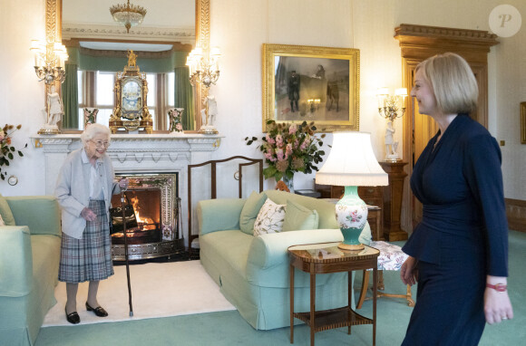 La reine Elisabeth II d'Angleterre reçoit Liz Truss, nouvelle Première ministre britannique, à Balmoral pour lui demander de former un nouveau gouvernement. La veille, Liz Truss avait été désigné à 57 % des voix comme leader du parti conservateur. Le 6 septembre 2022. 