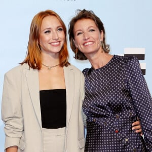 Chloé Jouannet et sa mère Alexandra Lamy au photocall de la cérémonie de clôture de la 24ème édition du Festival de la Fiction TV de La Rochelle, France. © Patrick Bernard/Bestimage 