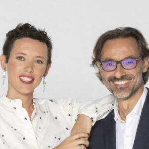 Rendez-vous avec Stéphane Crosnier et Blandine Maire, lors d'un shooting de rentrée, les nouveaux présentateurs de l'émission "Des chiffres et des lettres". Paris, le 26 août 2022. © Jack Tribeca / Bestimage 